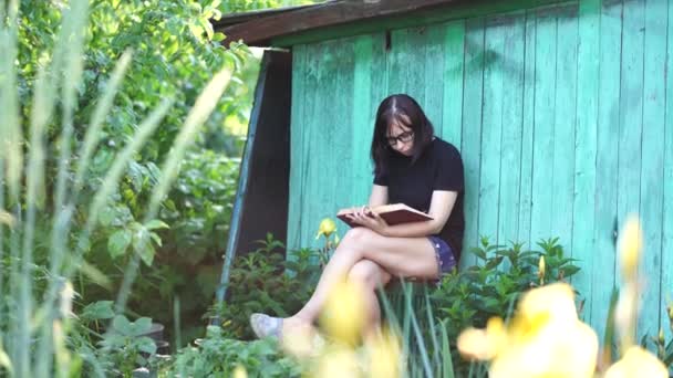 Close Jovem Com Óculos Livro Leitura Jardim Feminino Descansando Natureza — Vídeo de Stock