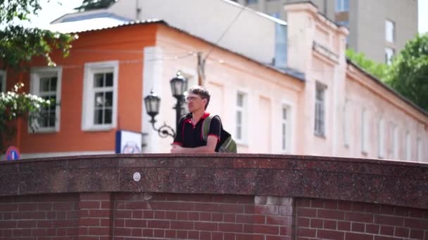 Hombre Maduro Con Gafas Mirando Hacia Otro Lado Pie Puente — Vídeo de stock