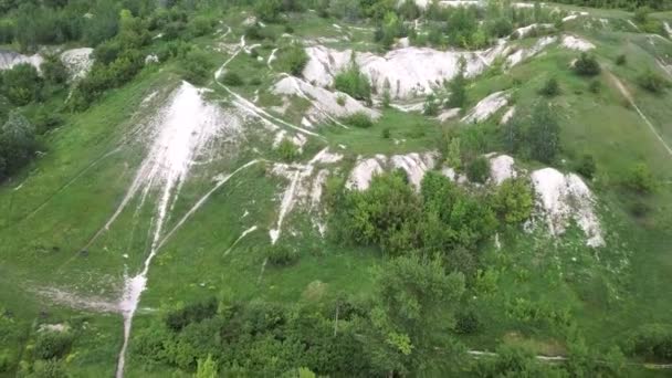 Vue aérienne des montagnes de craie en été. Oiseaux vue des collines avec végétation verte. — Video