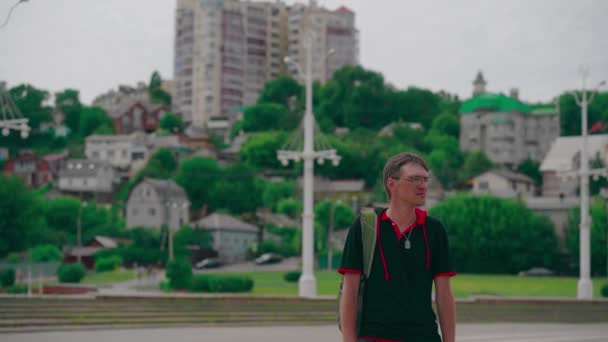 Şehrin Avlusunda Dikilen Adam Sıradan Giyinmiş Genç Adam Portresi Ayakta — Stok video