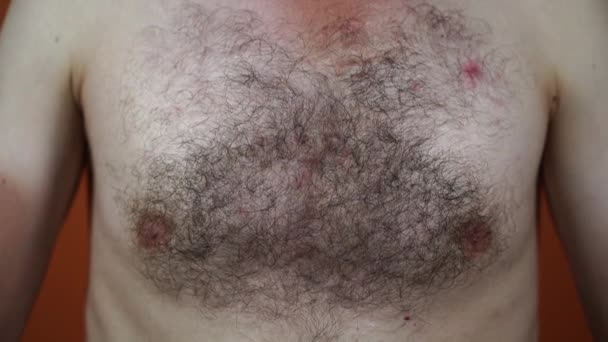 Крупним планом чоловічі волохаті груди. Частина тіла з волоссям . — стокове відео