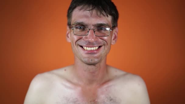 Reifer Mann Mit Brille Der Auf Orangefarbenem Hintergrund Lächelt Porträt — Stockvideo