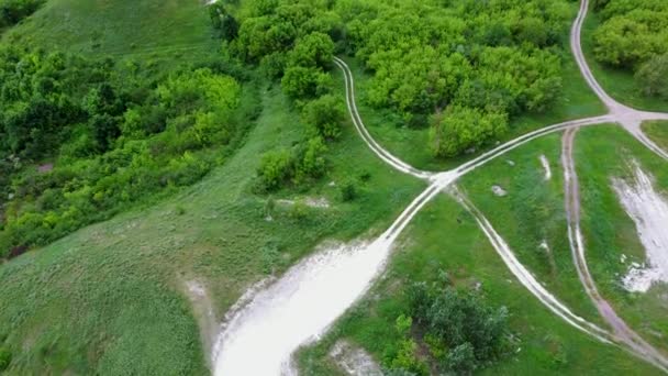 Vista aérea de las montañas de tiza en verano. Vista de aves de colinas con vegetación verde . — Vídeos de Stock