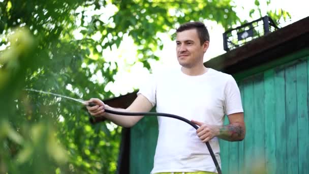 Homme Arrosant Jardin Avec Tuyau Masculin Pulvérisation Eau Sur Les — Video