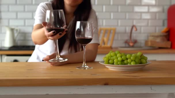 Kadın Kırmızı Şarabı Başka Bir Bardaktan Bardağa Dolduruyor Kadının Elini — Stok video