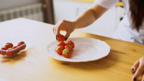 Bir Kadın Mutfağında Oturan Beyaz Bir Tabağa Taze Kırmızı Bir — Stok video