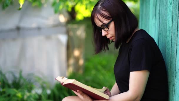 Close Jovem Mulher Lendo Livro Jardim Feminino Descansando Natureza Desfrutando — Vídeo de Stock