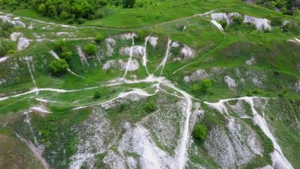 Veduta aerea delle montagne di gesso in estate. Vista a volo d'uccello sulle colline con vegetazione verde. — Video Stock