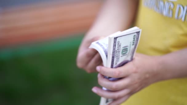 Κοντινό Πλάνο Μιας Γυναίκας Που Μετράει Λεφτά Δολάρια Στα Χέρια — Αρχείο Βίντεο