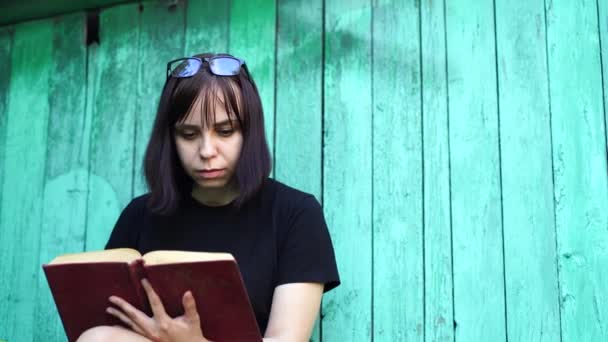 Primer Plano Una Joven Con Gafas Leyendo Libro Jardín Mujer — Vídeo de stock