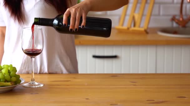 Νεαρή Γυναίκα Ρίχνει Κόκκινο Κρασί Ποτήρι Από Μπουκάλι Κοντινό Πλάνο — Αρχείο Βίντεο