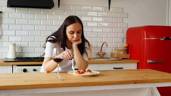 Mujer Adulta Sienta Pensativamente Cocina Sobre Plato Comida —  Fotos de Stock