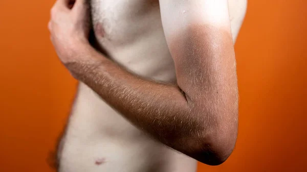 Acercamiento Mano Del Hombre Con Fuerte Bronceado Cuerpo Masculino Desnudo — Foto de Stock