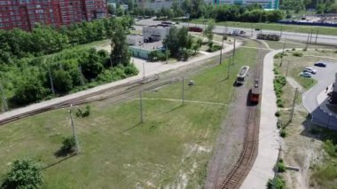 Tramvayların olduğu tramvay istasyonu. Tramvay elektrik istasyonunun bölgesindeki tramvaylar. Hava aracı görünümü.