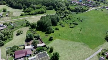 Ormanlık alandaki köy kuş bakışı..