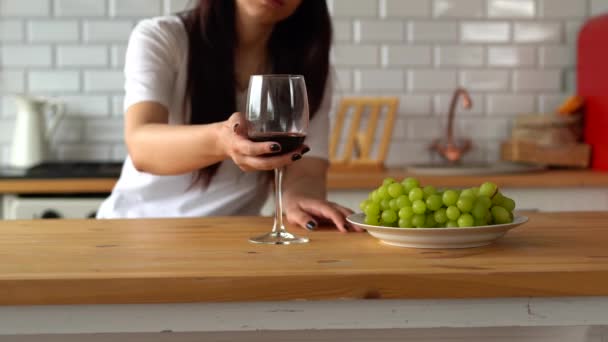 Masada Kırmızı Şarap Içen Genç Kadın Yetişkin Bir Kadın Bir — Stok video