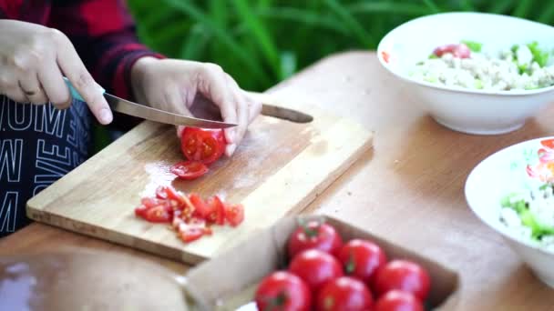 Een Vrouw Die Buiten Tomaten Snijdt Een Houten Bord Close — Stockvideo