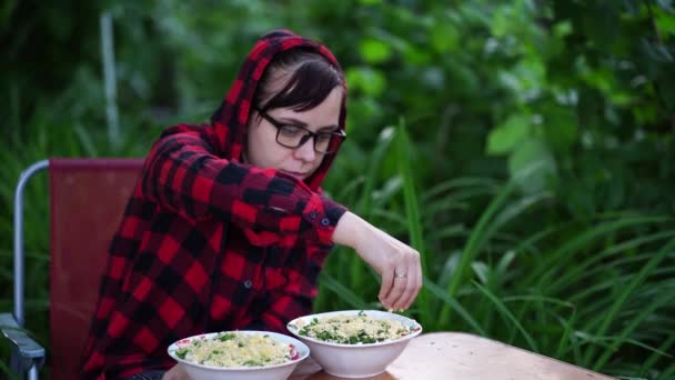 Gözlüklü Kadın Dışarıda Salata Hazırlıyor Dişi Rendelenmiş Peyniri Tabağa Serpiyor — Stok video