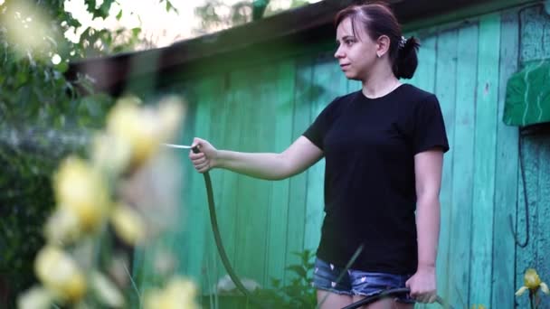 Молодая Женщина Поливает Огород Шланга Крупный План Женского Полива Концепция — стоковое видео