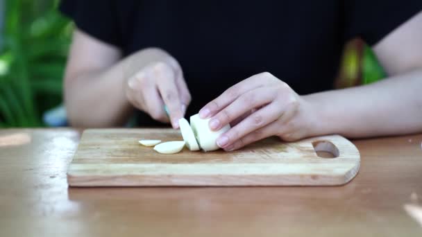 Vrouw Die Gekookte Aardappelen Buiten Houten Bord Snijdt Close Van — Stockvideo