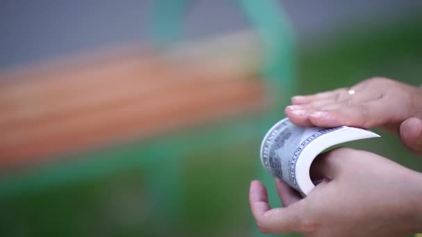 Sluiten Van Hand Van Vrouw Bladgeld Tijdsverloop — Stockvideo