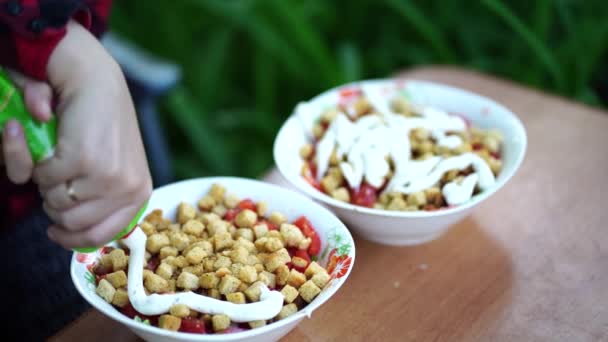 Närbild Kvinnans Händer Häller Sås Sallad Tallriken Tidsfrist — Stockvideo