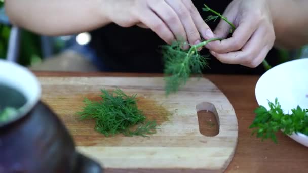 Close Van Vrouwen Handen Plukt Greens Van Stokken Zet Snijplank — Stockvideo