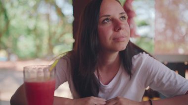 Hoş bir bayanın portresi. Tatilden zevk alıyor ve etrafa bakıyor..