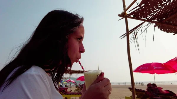 Kobieta Pije Koktajl Kawiarni Plaży — Zdjęcie stockowe