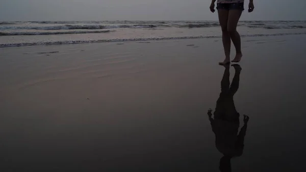 Женщина Гуляет Пляжу Закатом Концепция Лета Отдыхе — стоковое фото