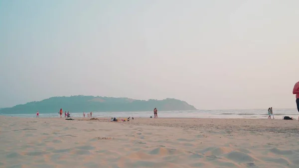 Pessoas Caminham Praia Pôr Sol Conceito Uma Faixa Longo Mar — Fotografia de Stock