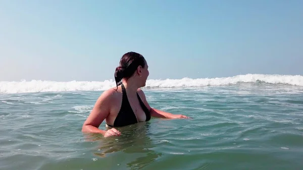 Rapariga Oceano Mulher Bonita Que Toma Banho Mar Oceano — Fotografia de Stock