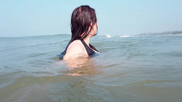 Side View Wet Female Swimming Sea Water Waiting Foamy Wave — Stock Photo, Image