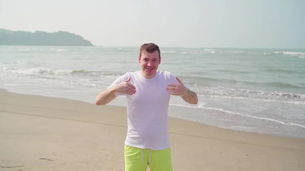 Bonito Homem Fica Praia Areia Perto Mar — Fotografia de Stock