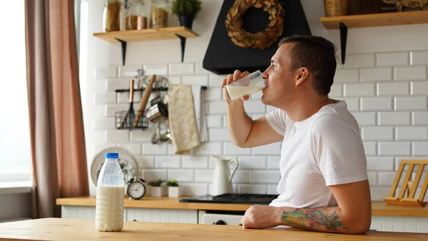 Junger Mann Trinkt Milch Der Küche Erwachsene Männer Genießen Nützliches — Stockfoto