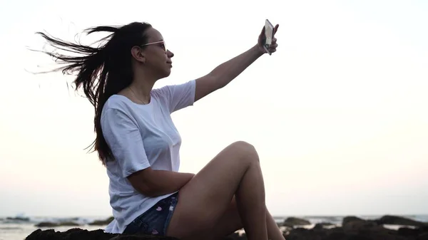 Όμορφη Κοπέλα Βγάζει Μια Selfie Ένα Έξυπνο Τηλέφωνο Κάθεται — Φωτογραφία Αρχείου