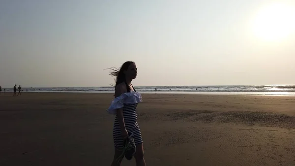 Hermosa Mujer Caminando Por Playa Atardecer — Foto de Stock