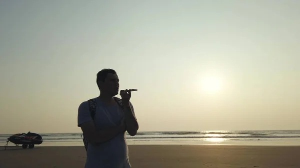 Bonito Homem Gravação Mensagem Áudio — Fotografia de Stock