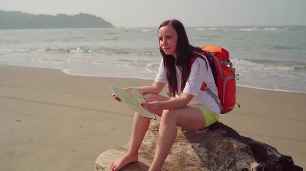 Una Joven Viajera Está Sentada Tronco Mirando Mapa Junto Mar — Foto de Stock