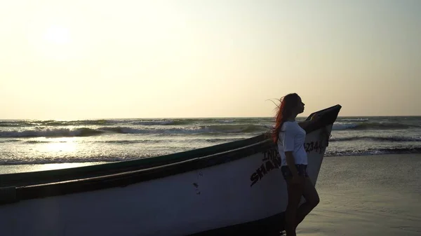 Uma Jovem Mulher Está Perto Barco Junto Mar Contra Pôr — Fotografia de Stock