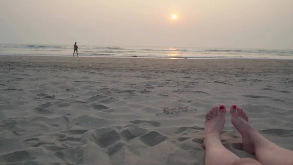 Pés Femininos Com Pedicure Vermelho Encontra Uma Praia Areia Junto — Fotografia de Stock