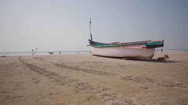 Gran Barco Blanco Viejo Playa Arena Lista Para Navegar Día —  Fotos de Stock