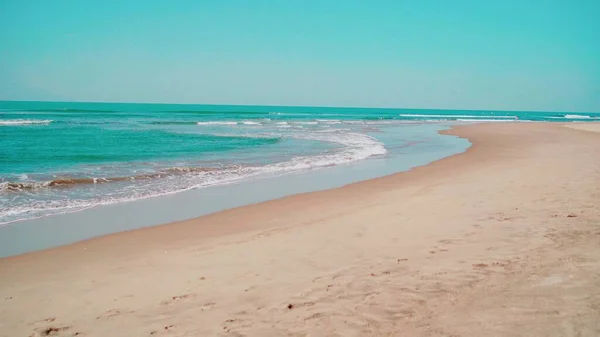 Пенные Волны Чистой Морской Воды Катятся Мокрым Песчаным Пляжам Солнечный — стоковое фото