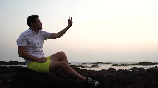 Hombre Relajado Sentado Piedra Tomando Selfie Teléfono Inteligente — Foto de Stock