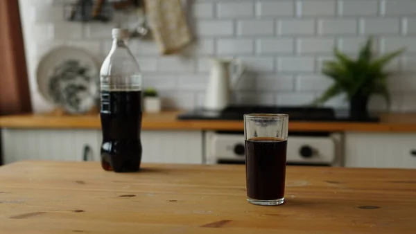 Verre Transparent Avec Cola Sur Table Cuisine — Photo