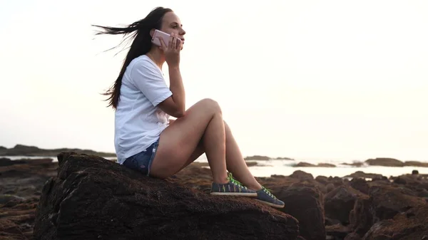 Side View Pleasant Woman Spending Time Enjoying Vacation Talking Mobile — Stock Photo, Image