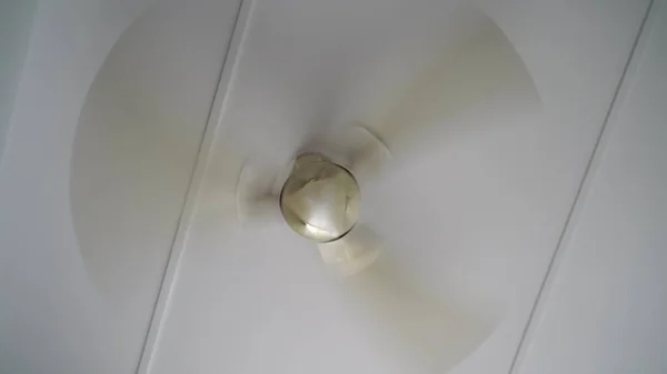 Rotazione Ventilatore Soffitto Tipico Ventilatore Soffitto Domestico Movimento — Foto Stock