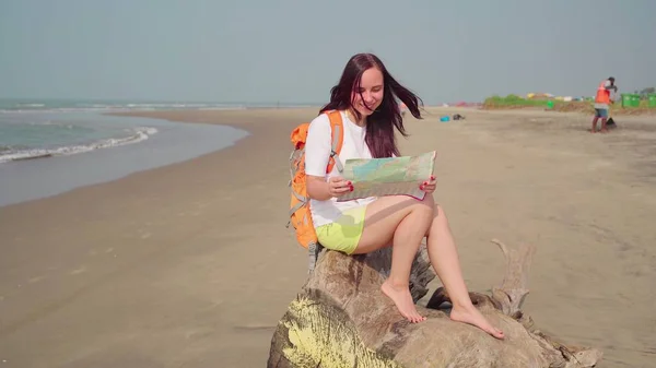 Uma Jovem Viajante Está Sentada Tronco Olhando Para Mapa Junto — Fotografia de Stock