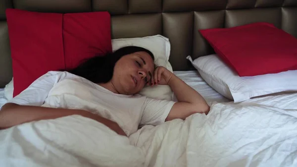 Una Hermosa Joven Despierta Una Cama Grande — Foto de Stock