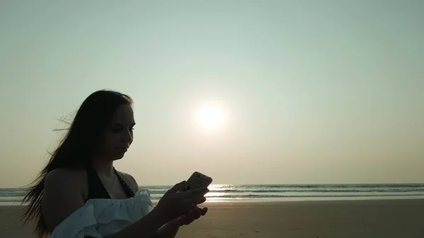 Mujer Relajada Pie Tomando Selfie Teléfono Inteligente Orilla — Foto de Stock